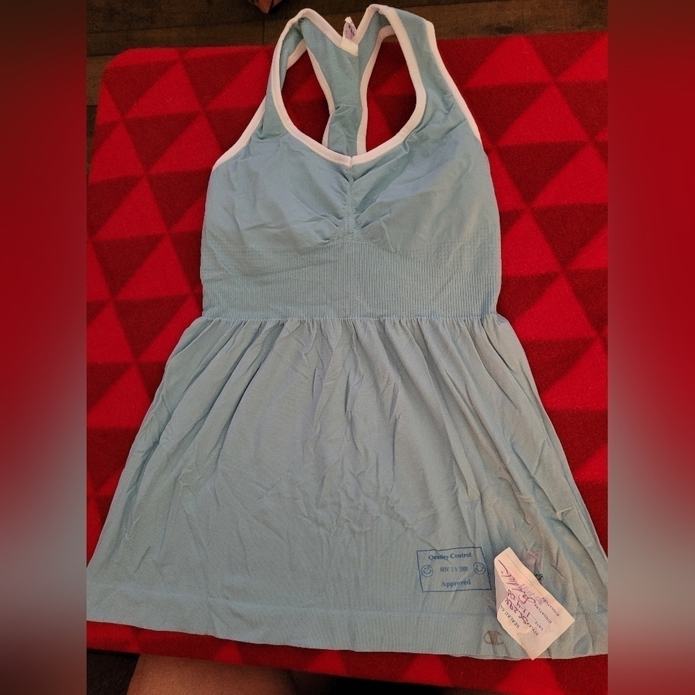 Hbi seamless Sample NWT lg tank with built-in bra